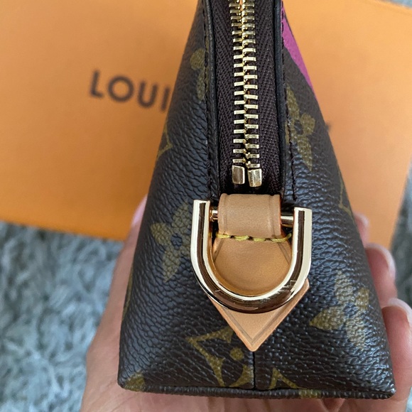 SOLD. Authentic LV cosmetic pouch from the Game on Collection! ♠️ ❤️ - Picture 4 of 10